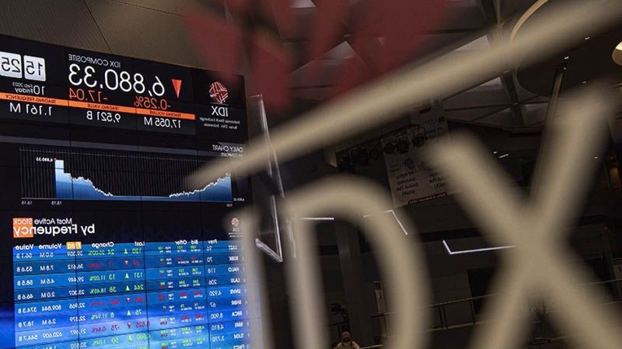 Ilustrasi - Karyawan berada di dekat layar pergerakan Indeks Harga Saham Gabungan (IHSG) di Bursa Efek Indonesia, Jakarta. ANTARA FOTO/Sigid Kurniawan/YU/aa. (ANTARA FOTO/SIGID KURNIAWAN)