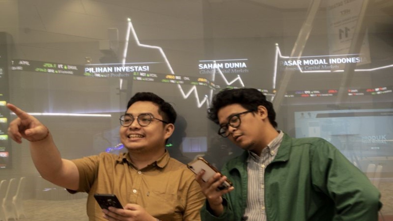 Karyawan melihat pergerakan Indeks Harga Saham Gabungan (IHSG) di layar monitor di Bursa Efek Indonesia, Jakarta, Rabu (1/2/2023). ANTARA FOTO/Muhammad Adimaja/rwa.