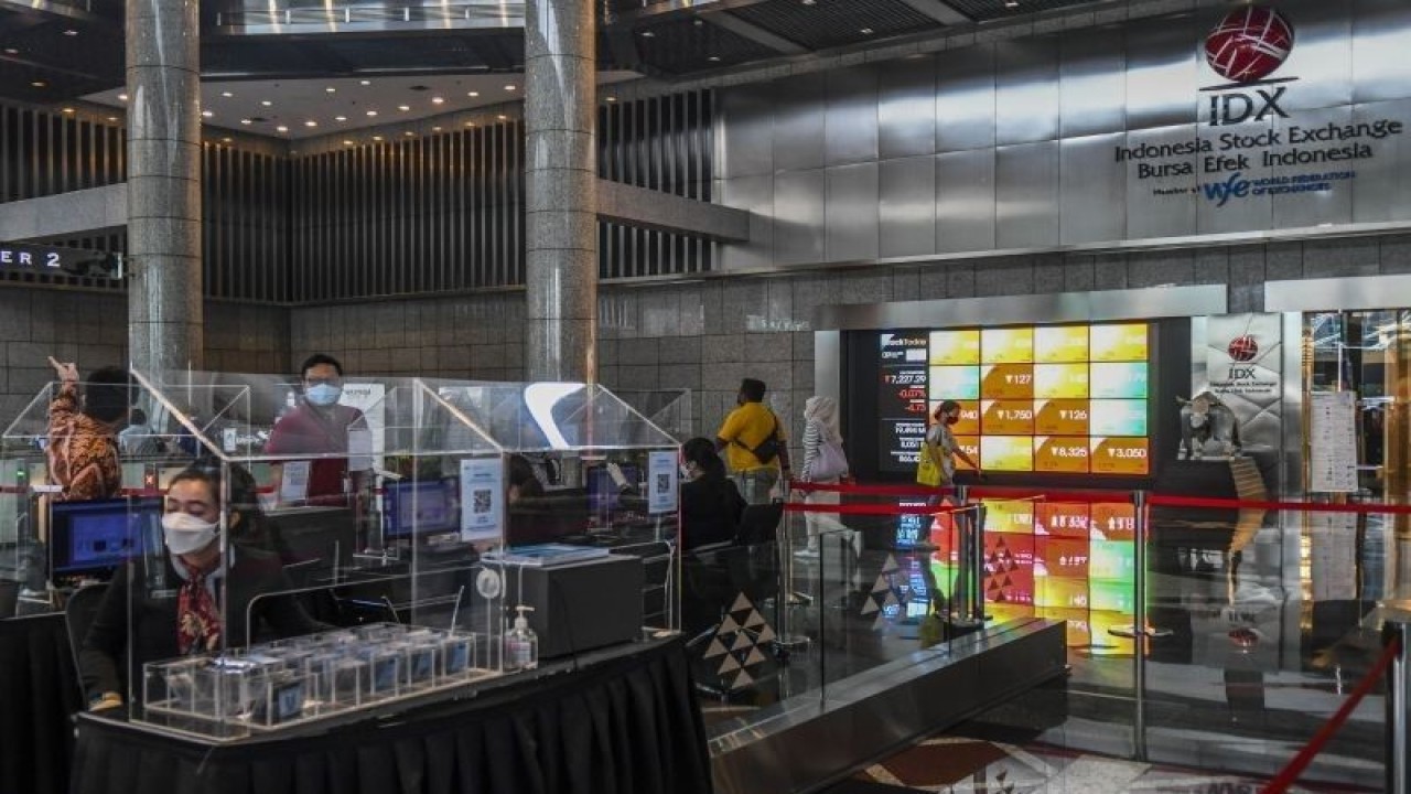 Karyawan melintas di samping layar elektronik yang menunjukkan pergerakan Indeks Harga Saham Gabungan (IHSG) di Bursa Efek Indonesia, Jakarta, Jumat (9/9/2022). . ANTARA FOTO/Galih Pradipta/aww.