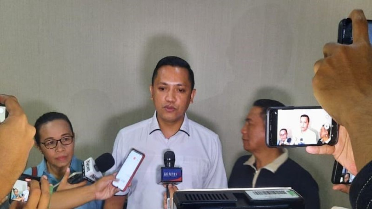 Pengacara Ronny Tahapessy (tengah) memberikan keterangan kepada media di Bareskrim, Mabes Polri, Jakarta dengan Ibunda Bharada Richard Eliezer, Rynecky Alma Pudihang didampingi suaminya Junus Lumiu, Kamis (16/2/2023). ANTARA/Laily Rahmawaty