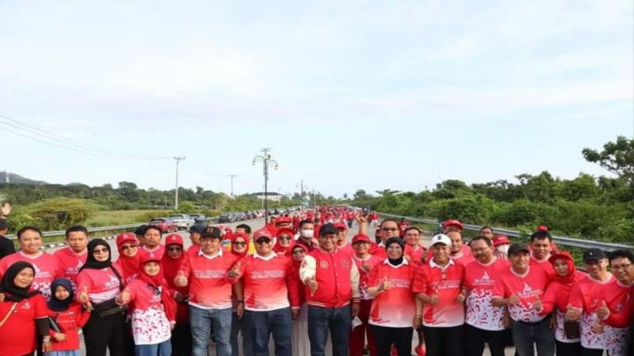 IKA Unhas melaksanakan acara Simposium IKA Unhas For Sulbar Recovery jalan santai, dihadiri Ketua Umum Andi Amran Sulaiman di Mamuju, Sabtu (18/2/2023) ANTARA Foto/ M Faisal Hanapi