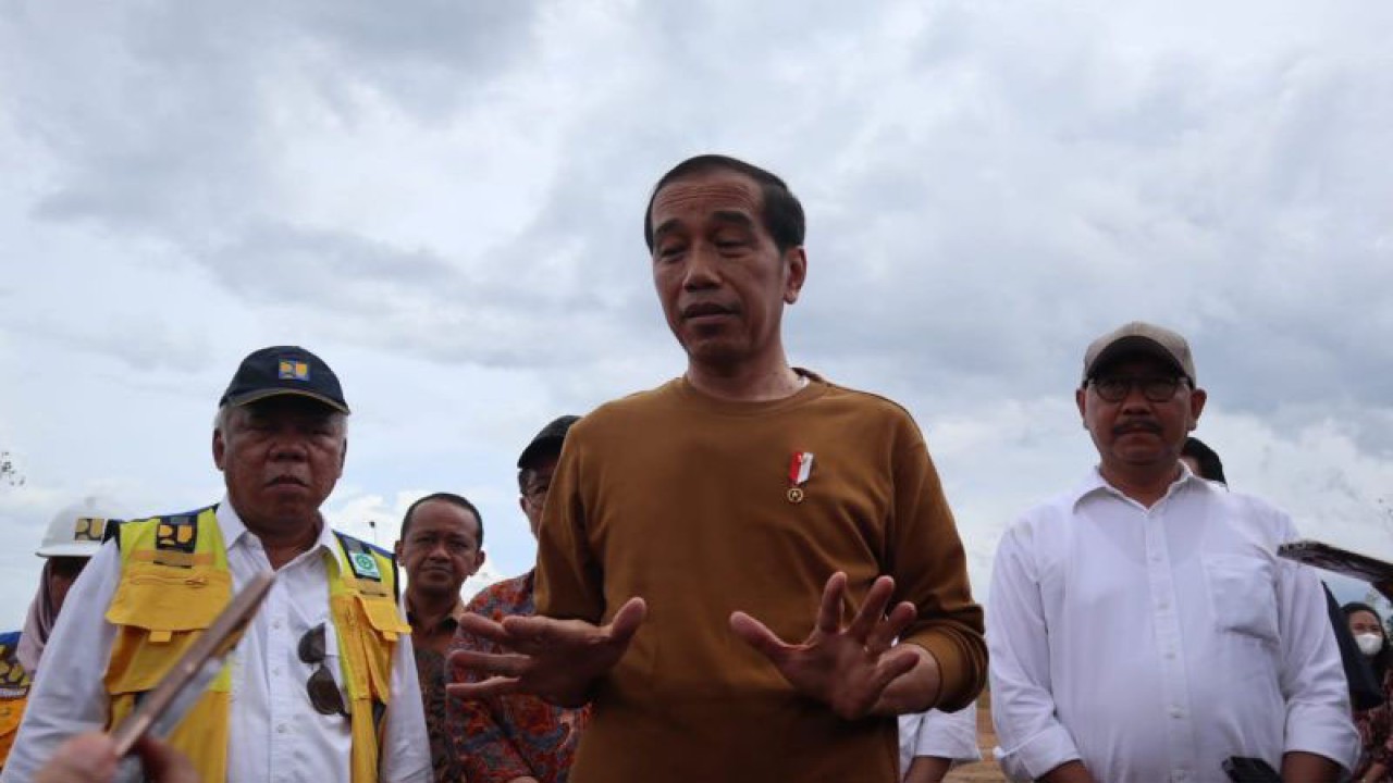 Presiden Joko Widodo memberikan keterangan di sela peninjauan pembangunan rumah menteri di Ibu Kota Nusantara (IKN), Kalimantan Timur, Kamis (23/2/2023). ANTARA/Desca Lidya Natalia