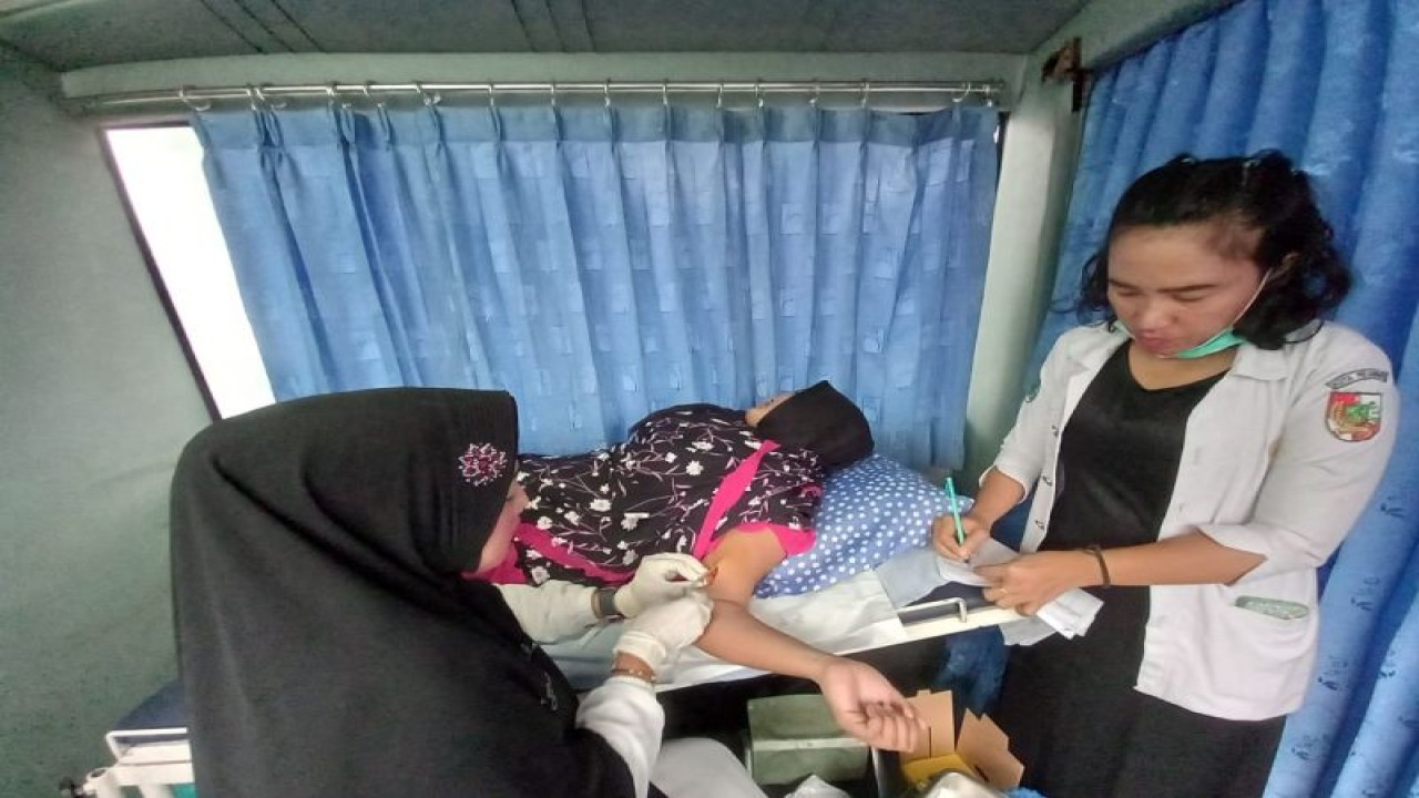 Illustrasi bidan yang sedang memasangkan KB pada seorang ibu. (ANTARA/HO-BKKBN)