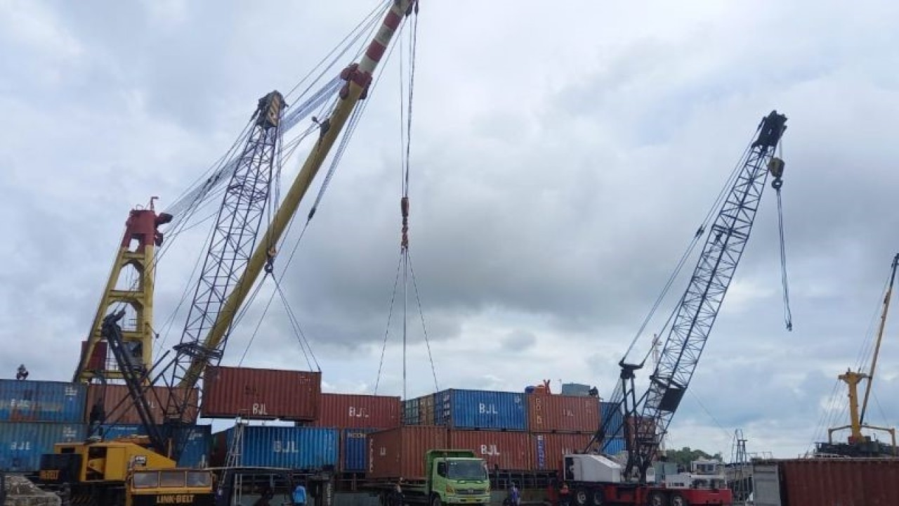 Ilustrasi, aktivitas bongkar muat di Pelabuhan Pangkalbalam. ANTARA (Aprionis)