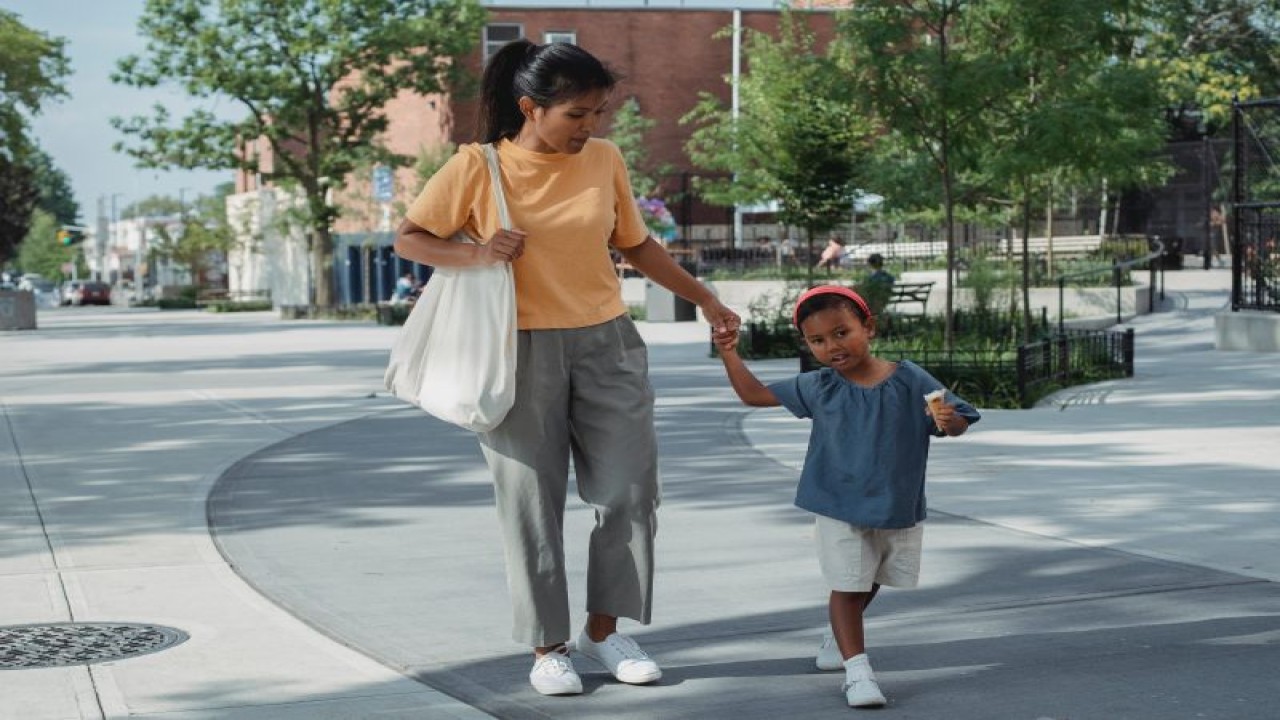 Ilustrasi - anak dan orangtua saat berada di tempat umum (ANTARA/Pexels)