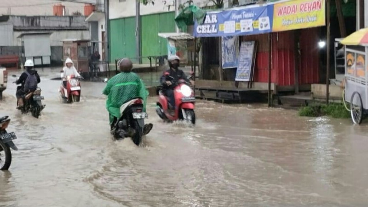 Ilustrasi: Banjir di Jalan Damanhuri akibat hujan ringan di kawasan itu pada Kamis (16/1) (ANTARA / M Ghofar)