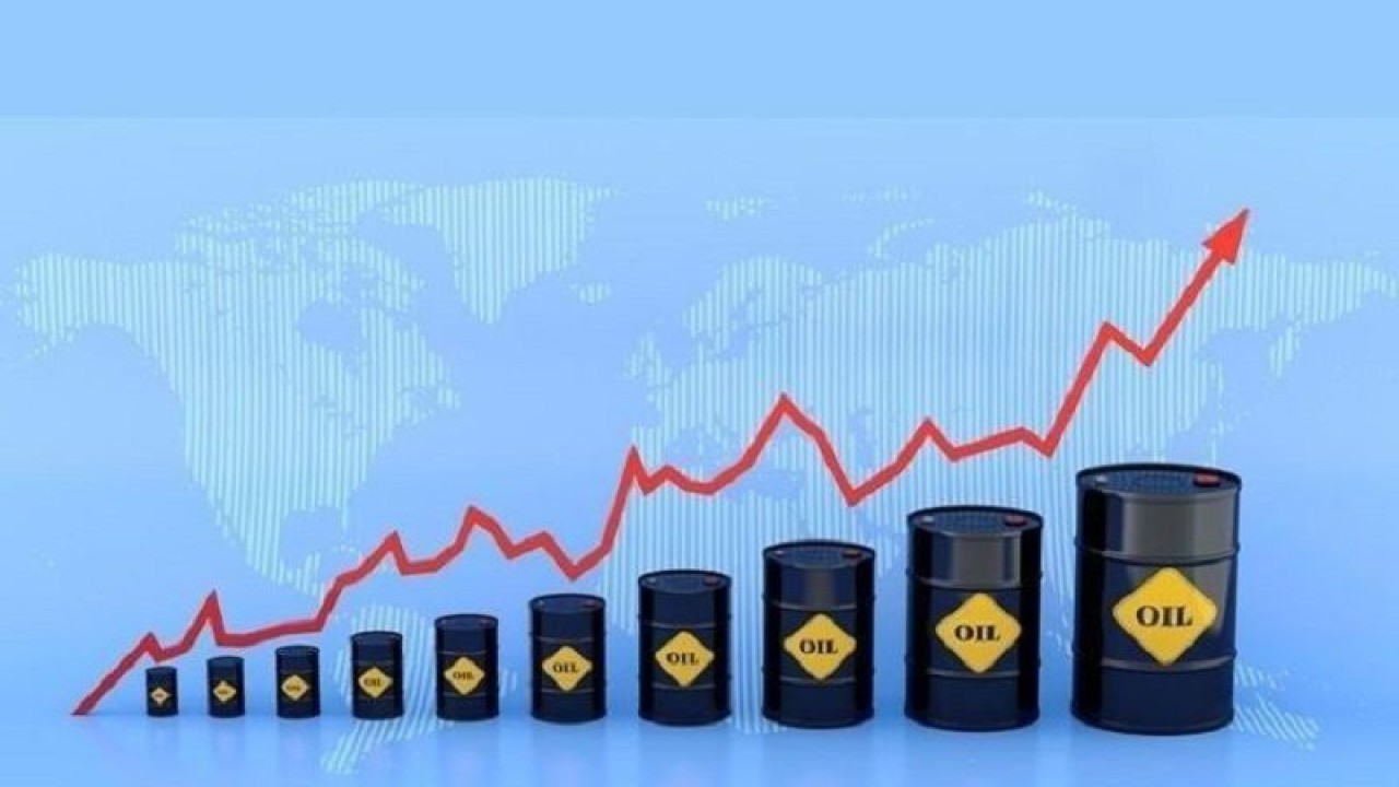 Ilustrasi - Harga minyak naik, dengan peta dunia di latar belakang. (ANTARA/Shutterstoc/pri.)