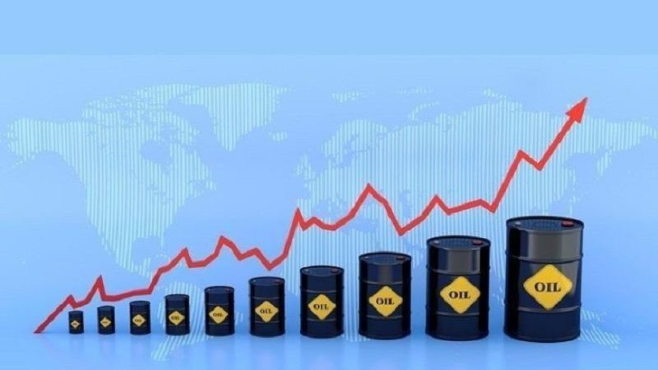 Ilustrasi - Harga minyak naik, dengan peta Dunia di latar belakang. (ANTARA/Shutterstoc/pri.)