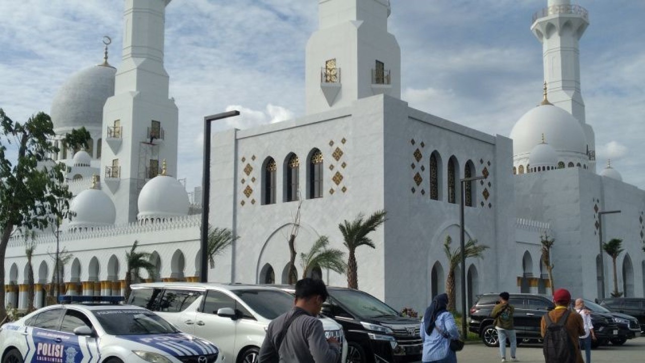 Ilustrasi-Masjid Sheikh Zayed Solo. ANTARA/Aris Wasita