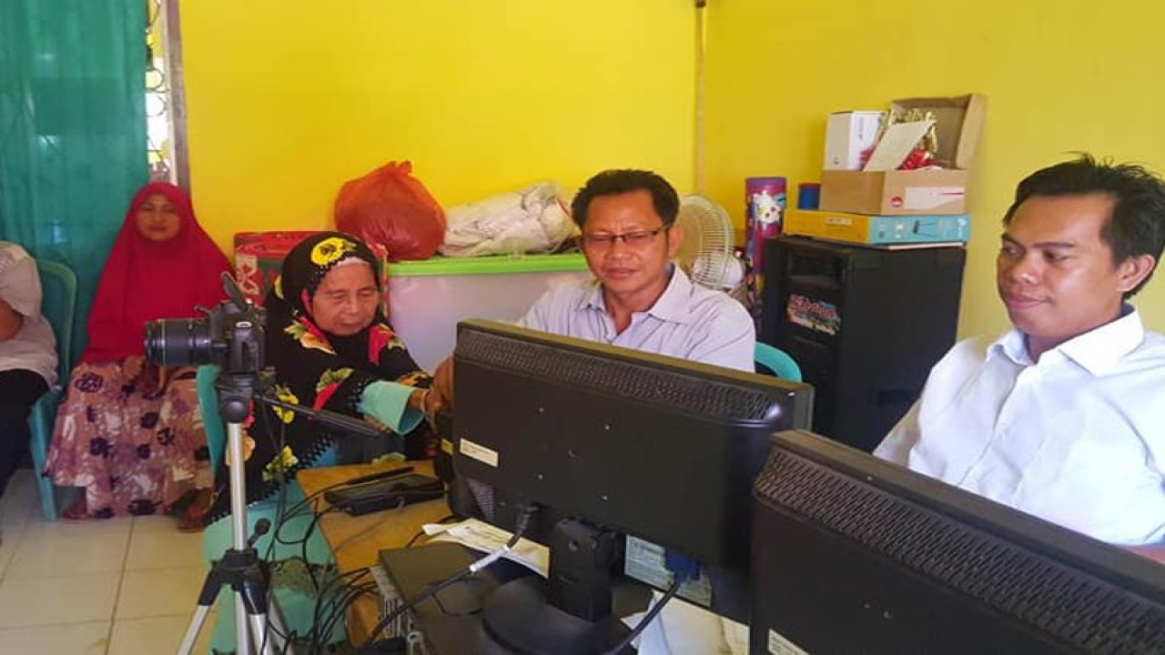 Ilustrasi - Perekaman KTP elektronik untuk warga di Mukomuko. (Foto Lucky A Bachir)