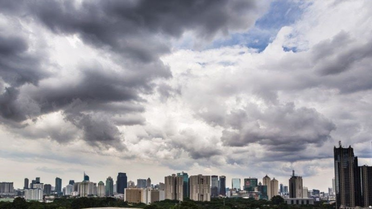 Ilustrasi - Prakiraan cuaca berawan di kota besar. (ANTARA/HO-Sutterstock)