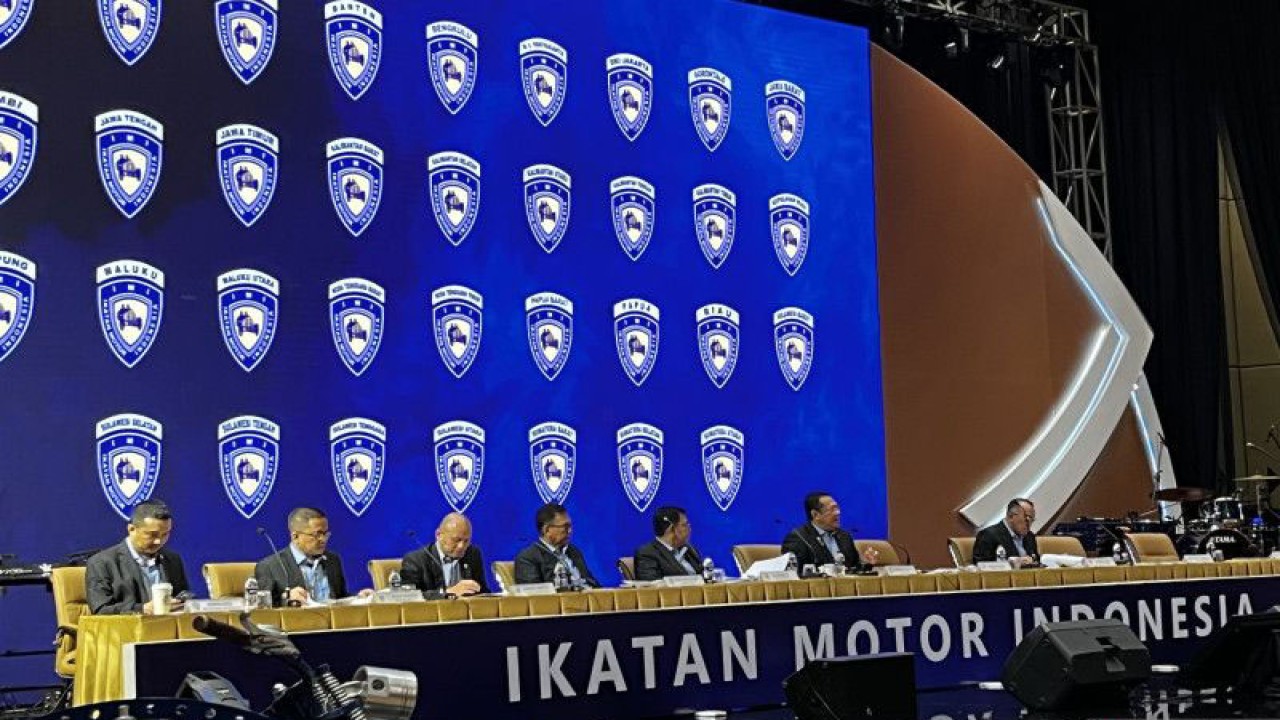 Ketua Umum IMI Pusat Bambang Soesatyo memimpin Rakernas IMI pada Sabtu (18/2/2023). (ANTARA/Arnidhya Nur Zhafira)