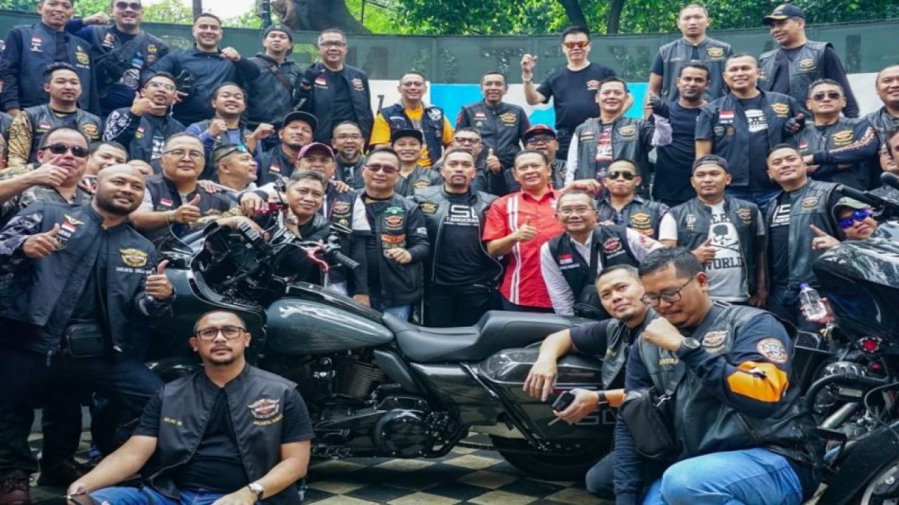 Ketua MPR RI sekaligus Ketua Umum Ikatan Motor Indonesia (IMI) Bambang Soesatyo (berkemeja merah) berfoto bersama Ketua Umum Harley Davidson Club' Indonesia (HDCI) Ahmad Sahroni (kiri Bambang Soesatyo) dan jajaran pengurus HDCI di Black Stone Garage, Kebayoran Baru, Jakarta, Sabtu (11/2/2023) (ANTARA/HO)