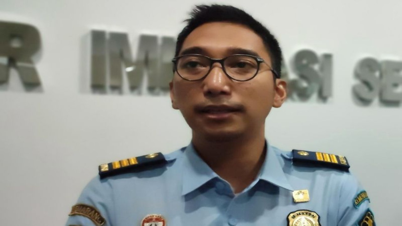 Kepala Seksi Lalu Lintas Keimigrasian Imigrasi Semarang Thomas Aries Munandar. ANTARA/ I.C.Senjaya