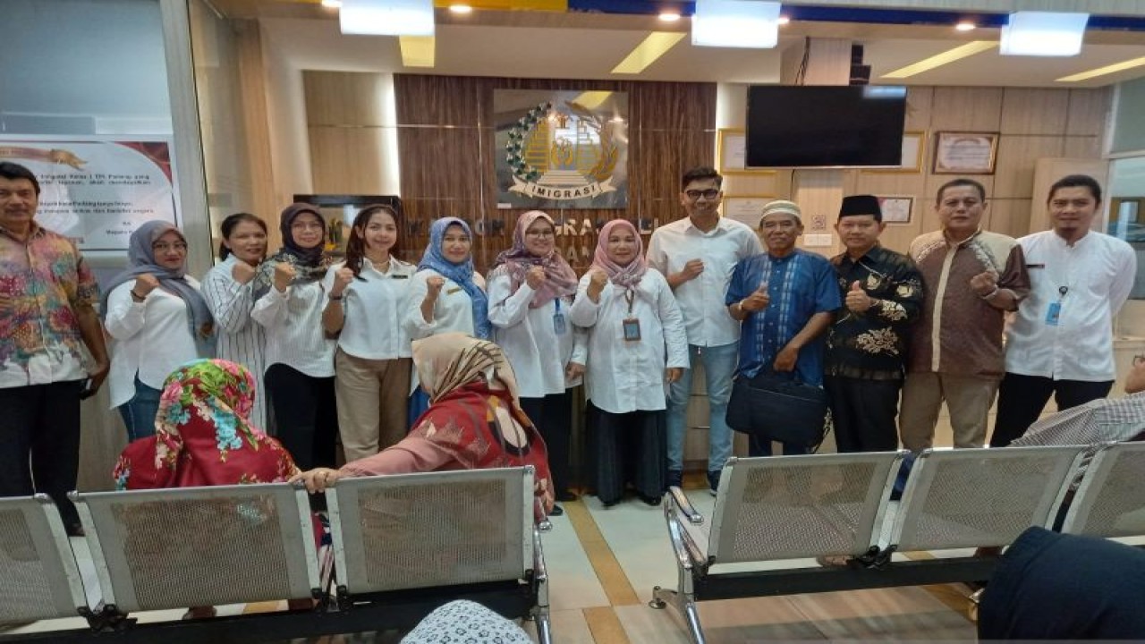 Pelayanan pembuatan paspor haji di kantor Imigrasi Kelas I TPI Padang, Sabtu (25/02). (ANTARA/HO Imigrasi Kelas I TPI Padang)