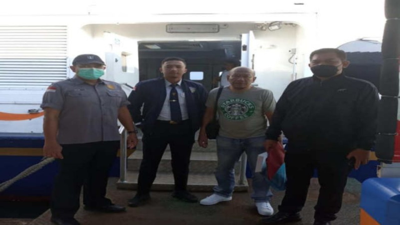 Kantor Imigrasi Kelas I Tanjungpinang, Kepri, mendeportasi WNA Singapura melalui Pelabuhan Internasional SBP, Rabu (15/2). (ANTARA/HO-Imigrasi Tanjungpinang)