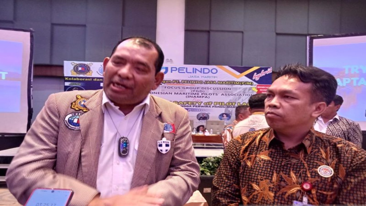 President Indonesian Maritime Pilots’ Association (INAMPA) Pasoroan Herman Harianja (kiri) dan Kepala Komite Nasional Keselamatan Transportasi (KNKT) Capt. Anggiat disela FGD "Keselamatan Maritim tentang Tangga Perwira Pandu di atas kapal" di Makassar, Kamis (23/2/2023). Antara/ Suriani Mappong