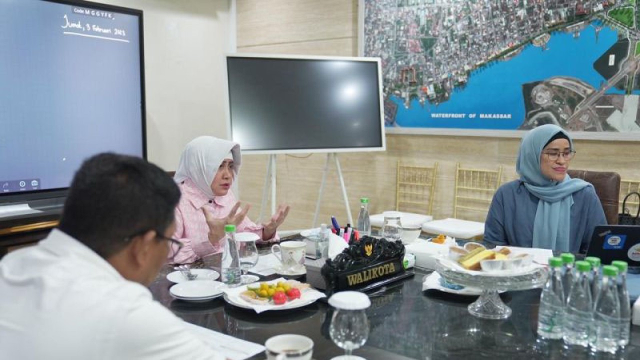 Bunda PAUD Indira Yusuf Ismail saat memimpin rapat persiapan keberangkatan ke Jepang untuk melakukan studi tiru terkait program Smart School Pemkot Makassar. ANTARA/HO/Pemkot Makassar