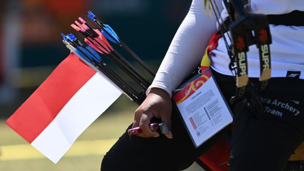 Atlet panahan Indonesia Irma Yunita bersiap membidik sasaran pada final nomor compound ganda putri ASEAN Para Games 2022 di Lapangan Kota Barat, Solo, Jawa Tengah, Jumat (5/8/2022). ANTARA FOTO/Hendra Nurdiyansyah