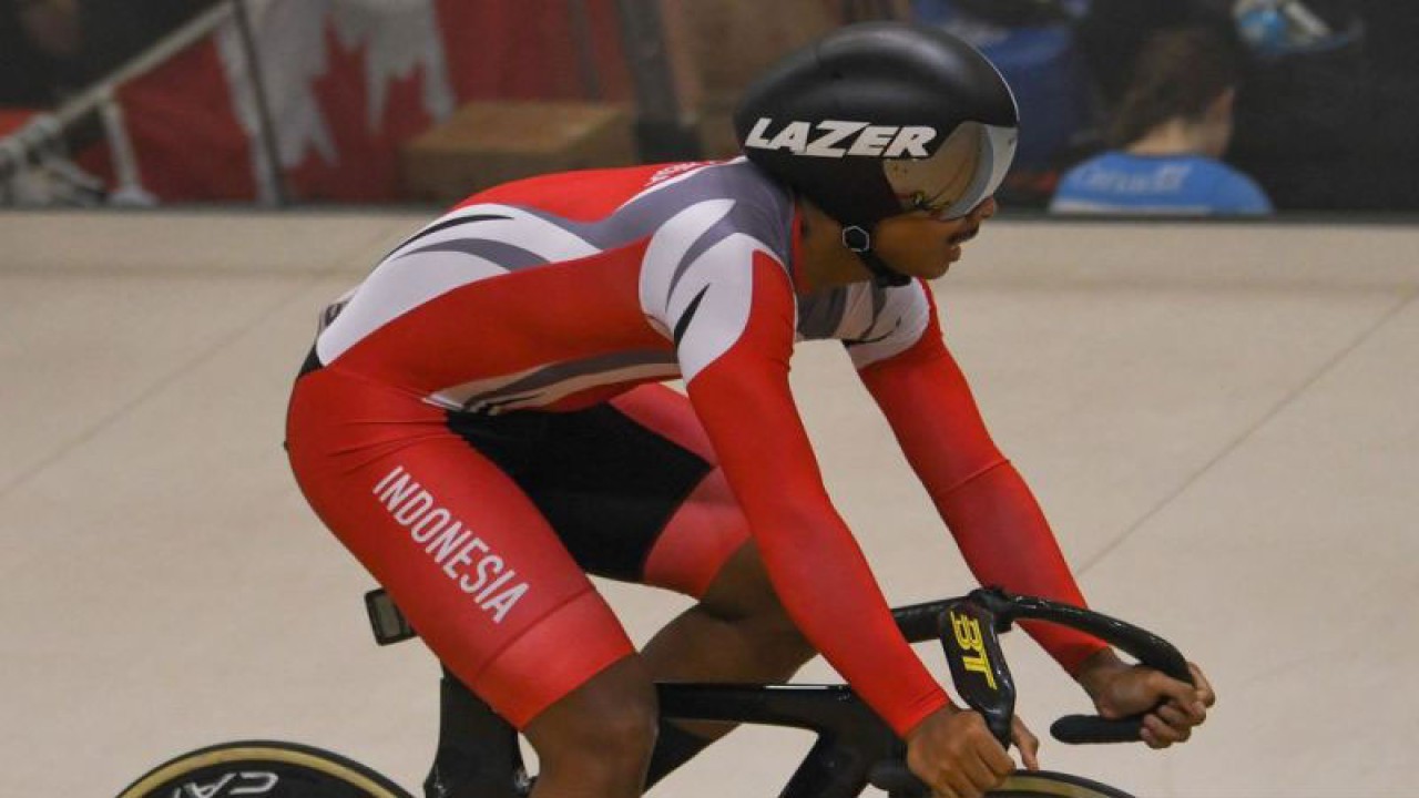 Arsip - Pebalap sepeda Indonesia Dika Alif Dhentaka mengayuh sepedanya usai memasuki garis finis dalam babak kualifikasi nomor team sprint putra Tissot UCI Track Nation Cup 2023 di Jakarta International Velodrome, Rawamangun, Jakarta, Jumat (24/2/2023). ANTARA FOTO/Aditya Pradana Putra/tom.