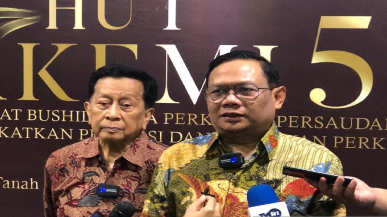 Ketua Umum Persaudaraan Shorinji Kempo Indonesia Agus setiadji (kanan) didampingi salah satu pendiri Perkemi Indra Kartasasmita (kiri) saat memberikan keterangan pers usai acara perayaan HUT ke-57 Perkemi di Taman Mini Indonesia Indah, Jakarta Timur, Kamis. (ANTARA/Roy Rosa Bachtiar)