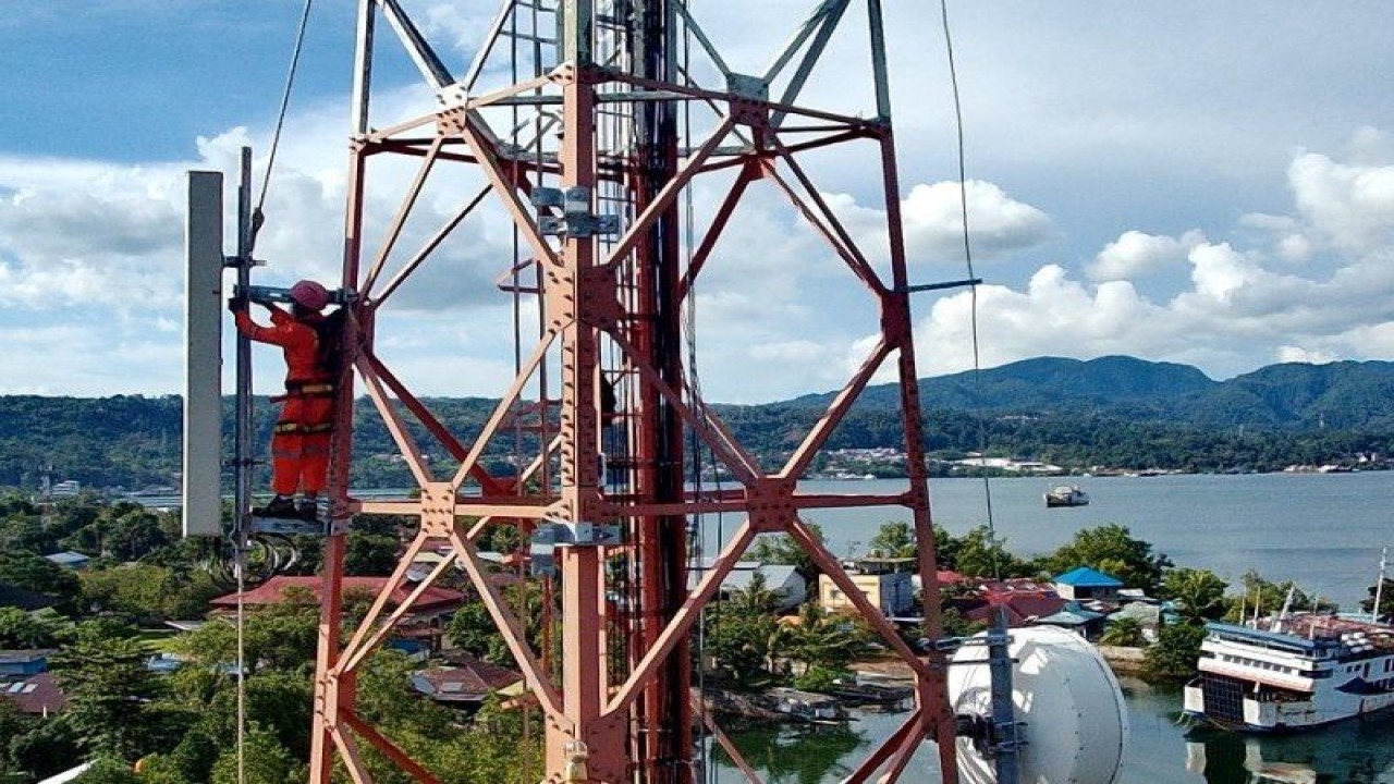 Teknisi Indosat Ooredoo saat melakukan instalasi perangkat keras untuk uji coba lapangan OpenRAN di Jaringan 4G Berkualitas Video di site Poka, Ambon, Maluku. (ANTARA/HO-Indosat Ooredoo)