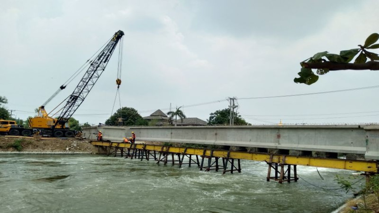 Ilustrasi - Pembangunan infrastruktur di Karawang. ANTARA/Ali Khumaini/dok.