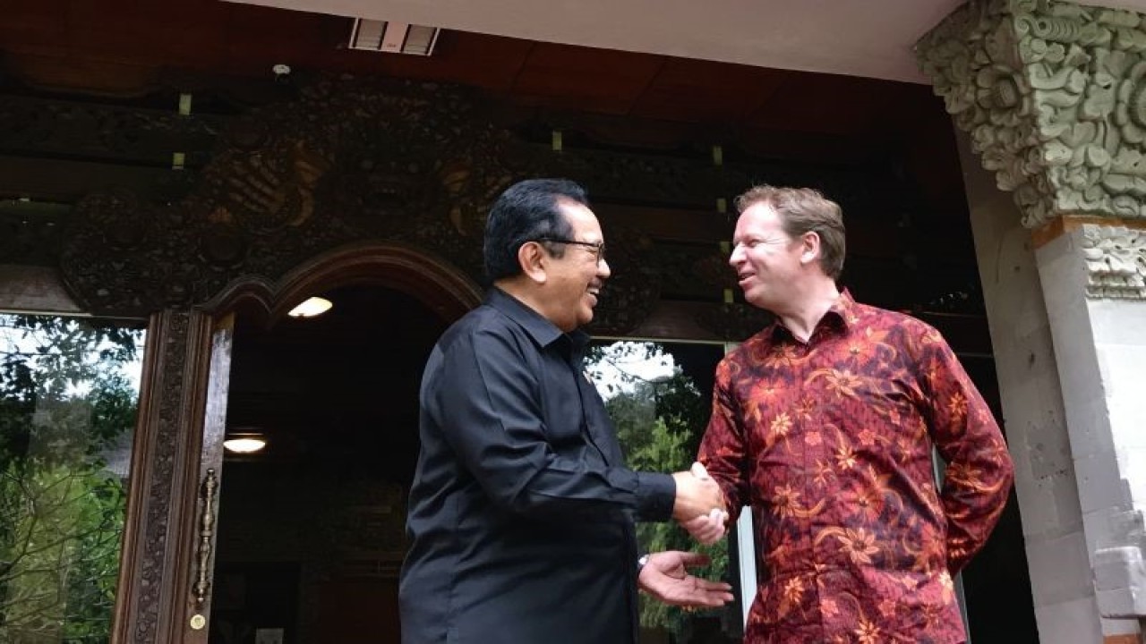 Wakil Duta Besar Inggris untuk Indonesia dan Timor Leste Matt Downing (kanan) berjabat tangan dengan Wakil Gubernur Bali Tjokorda Oka Artha Ardhana Sukawati (kiri) usai keduanya bertemu di Kantor Wakil Gubernur Pemerintah Provinsi Bali di Denpasar, Bali, Senin (6/2/2023). (ANTARA/Genta Tenri Mawangi)