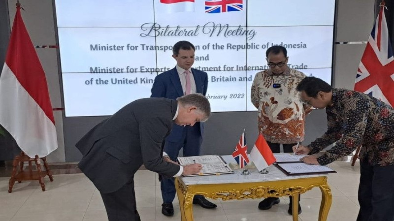 Menteri Ekspor Inggris Andrew Bowie dan Menteri Perhubungan Budi Karya Sumadi menyaksikan penandatanganan nota kesepahaman (MoU) tentang kerja sama perkapalan komersial berkelanjutan antara Inggris dan Indonesia di Jakarta, Kamis (2/2/2023). (ANTARA/HO-Kedubes Inggris di Jakarta)