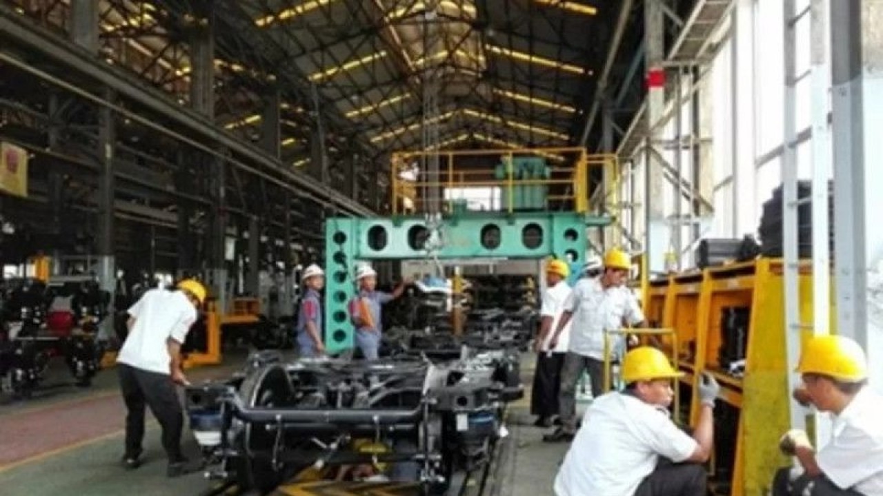 Ilustrasi - Sejumlah pekerja sedang melakukan produksi kereta di "workshop" PT INKA (Persero) Madiun. ANTARA/Louis Rika