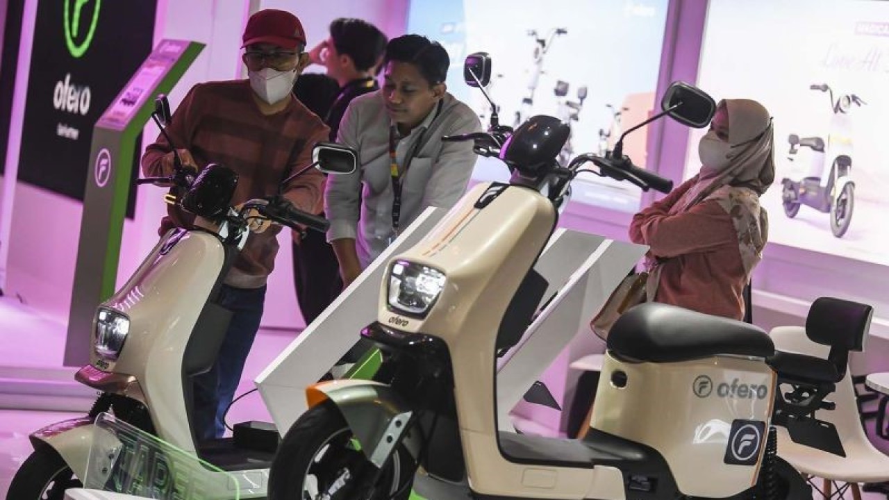 Pengunjung mengamati sepeda motor listrik pada pameran Indonesia Internasional Motor Show (IIMS) di JIExpo Kemayoran, Jakarta, Senin (20/2/2023). Menteri Energi dan Sumber Daya Mineral (ESDM) Arifin Tasrif memastikan bahwa insentif untuk kendaraan listrik akan mulai diberikan oleh pemerintah pada Maret mendatang dengan besaran insentif yang diberikan bagi sepeda motor sebesar Rp7 juta per unit. ANTARA FOTO/M Risyal Hidayat/aww.