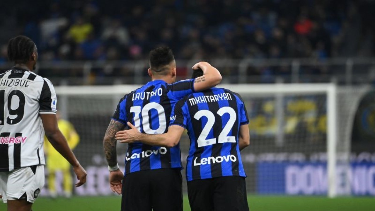 Gelandang Inter Milan Henrikh Mkhitaryan (kanan) merayakan gol yang dicetaknya ke gawang Udinese pada pertandingan Liga Italia yang dimainkan di Stadion Giuseppe Meazza, Milan, Minggu (19/2/2023) dini hari WIB. (ANTARA/AFP/ANDREAS SOLARO)