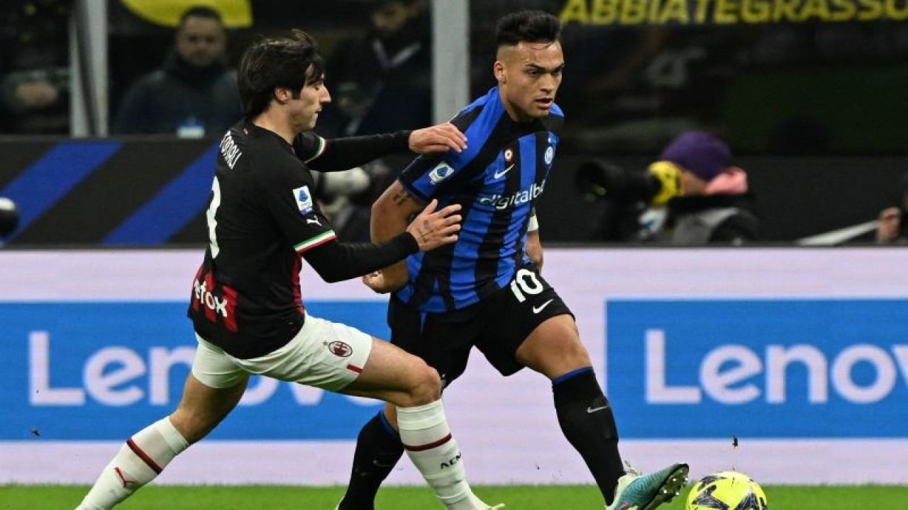 Penyerang Inter Milan Lautaro Martinez (kanan) berduel dengan gelandang AC Milan Sandro Tonali (kiri) pada pertandingan Liga Italia yang dimainkan di Stadion San Siro, Milan, Senin (6/2/2023) dini hari WIB. (ANTARA/AFP/MIGUEL MEDINA)