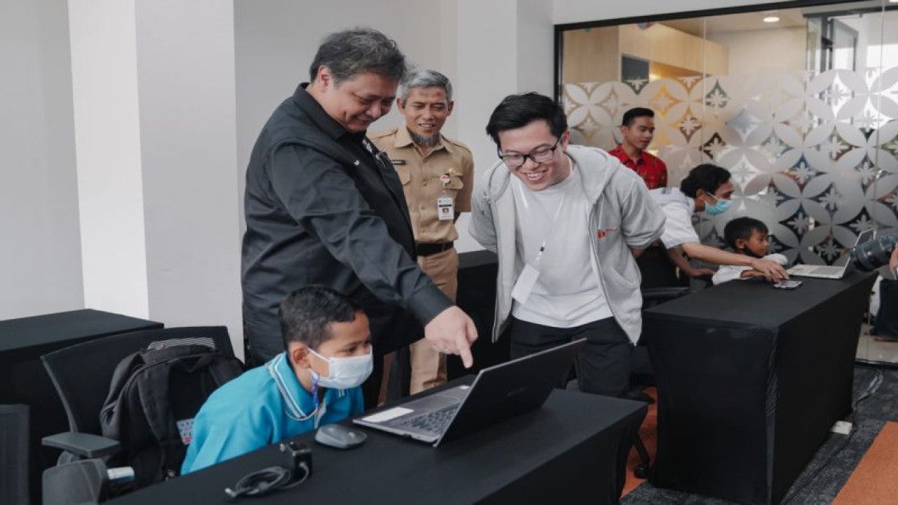 Menteri Bidang Perekonomian Airlangga Hartarto didampingi oleh Direktur Eksekutif Shopee Indonesia Handhika Jahja sedang meninjau kelas Robotik dan Coding untuk anak dalam rangkaian acara Solo Createch di Solo Technopark. (ANTARA/HO)