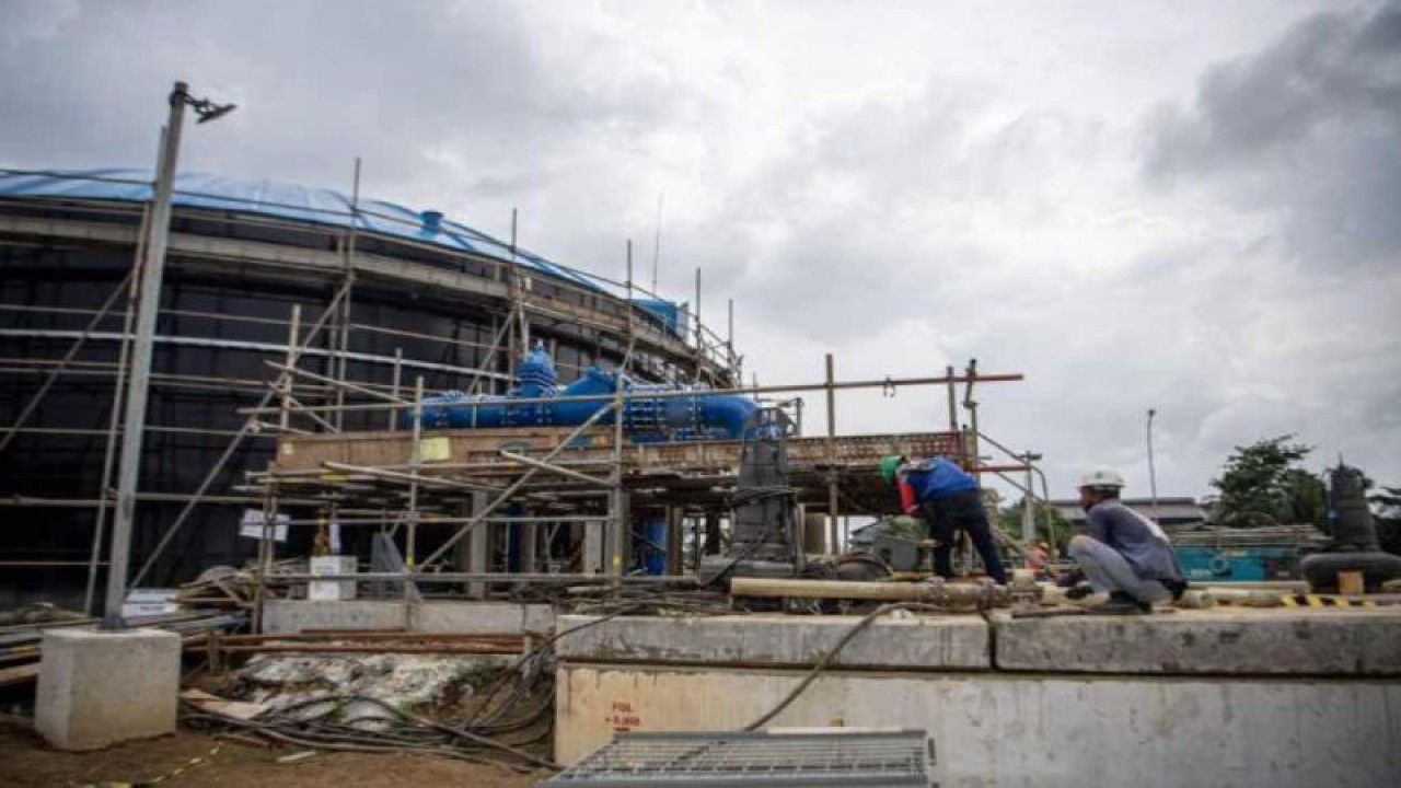 Pekerja menyelesaikan pembangunan Instalasi Pengolahan Air Limbah (IPAL) Sei Selayur di Palembang, Sumatera Selatan, Kamis (2/2/2023). (ANTARA FOTO/Nova Wahyudi)