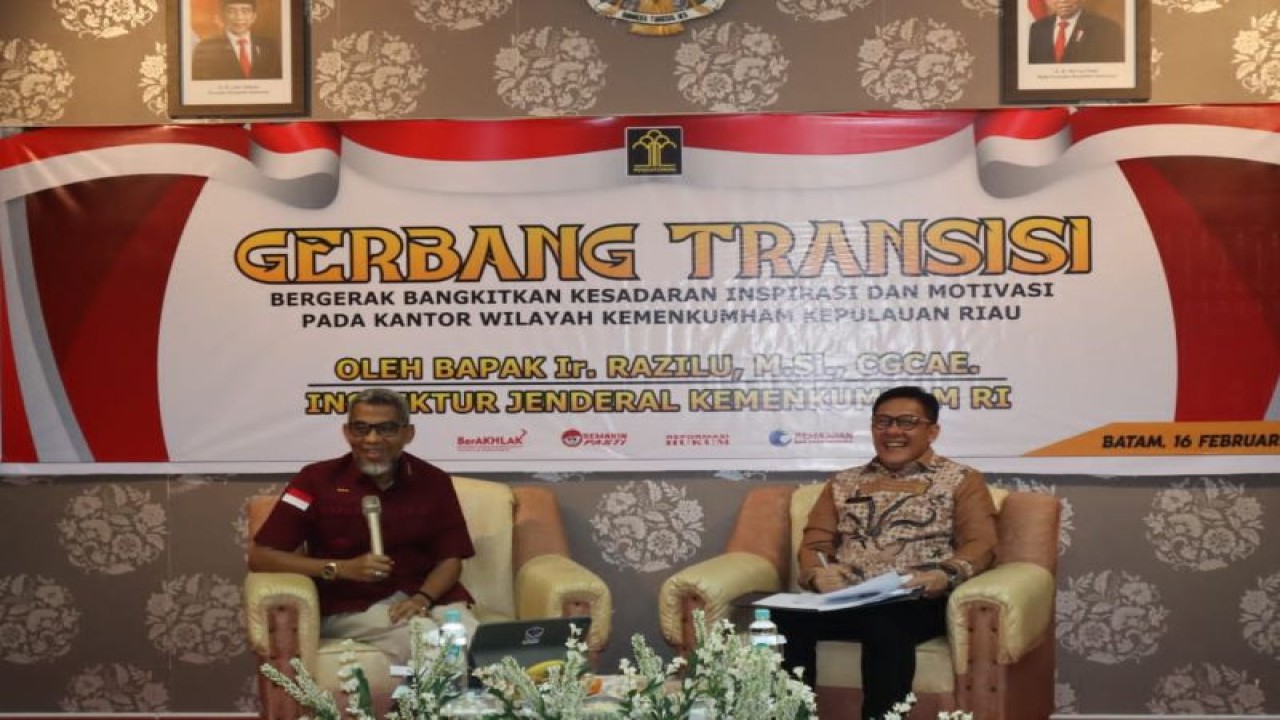 Irjen Kemenkumham RI Razilu (kiri) dan Kepala Kanwil Kemenkumham Kepri Saffar M. Godam (kanan) pada kegiatan penguatan gerbang transisi di Batam, Kamis (16/2/2023). ANTARA/HO-Humas Kanwil Kemenkumham Kepri