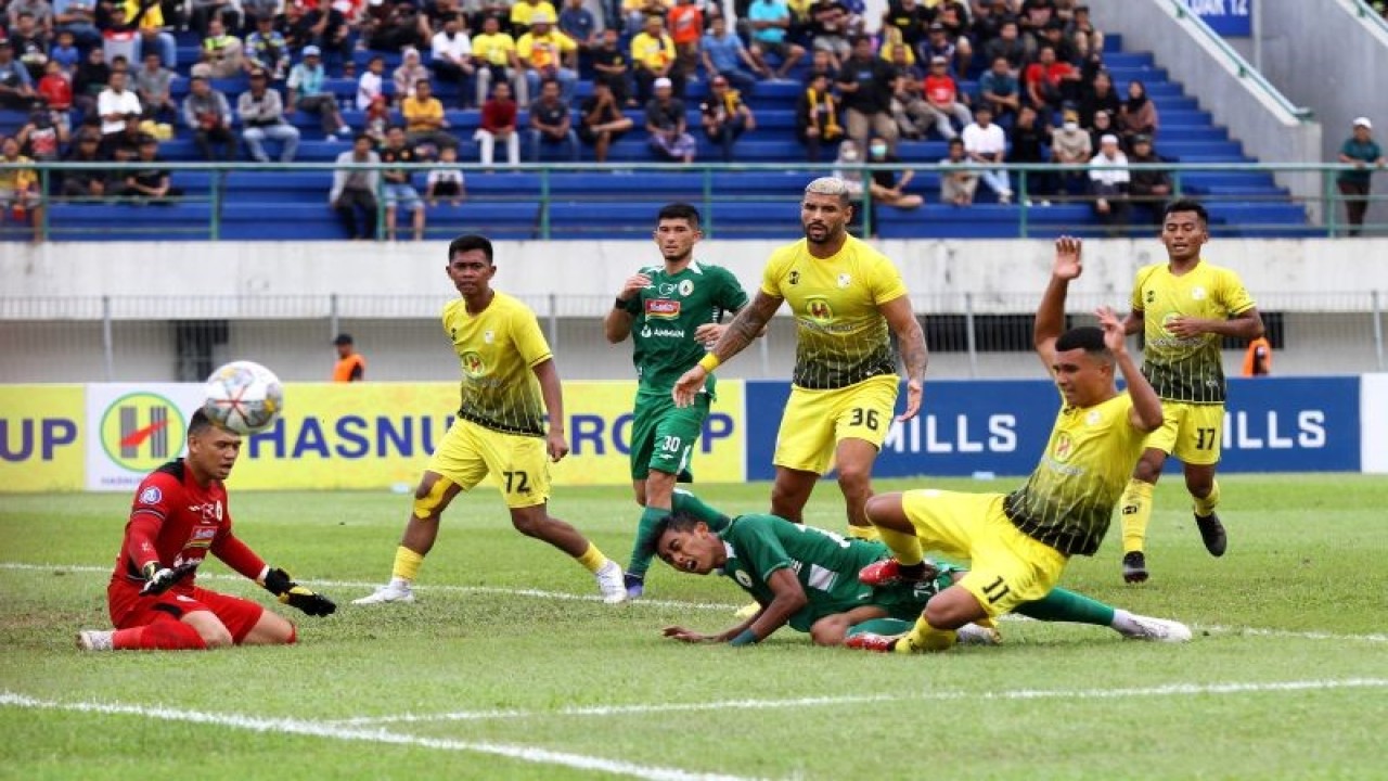 Arsip - Pesepakbola Barito Putera Gustavo Henrique Barbosa Freire (kanan) berebut bola dengan pesepak bola PSS Sleman Ifan Nanda Pratama (kiri) dalam lanjutan BRI Liga 1 di Stadion Demang Lehman, Kabupaten Banjar, Kalimantan Selatan, Selasa (31/1/2023). ANTARA FOTO/Bayu Pratama S/hp