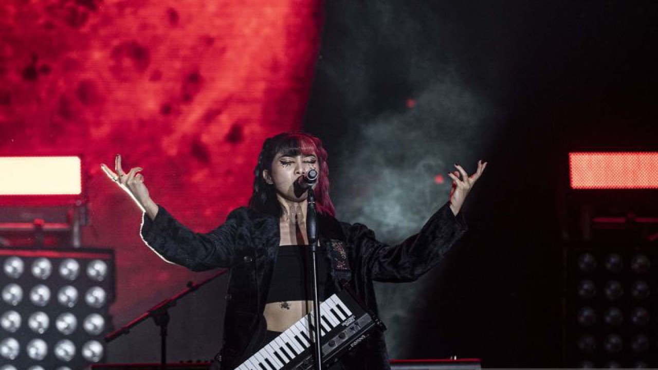 Penyanyi Isyana Sarasvati membawakan lagunya dalam acara Joyland Festival 2022 di Lapangan Softball, kawasan Gelora Bung Karo, Jakarta, Minggu (6/11/2022). Dalam penampilanya Isyana membawakan sejumlah lagu diantaranya Il Sogno dan Lexicon. ANTARA FOTO/Aprillio Akbar/aww.