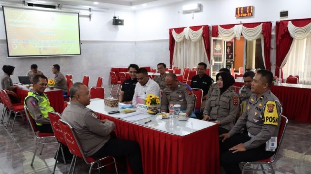 Itwasda Polda Jabar saat melakukan monitoring terkait pelaksanaan Operasi Keselamatan Lodaya 2023 yang dilakukan Polres Sukabumi Kota. ANTARA/Aditya Rohman