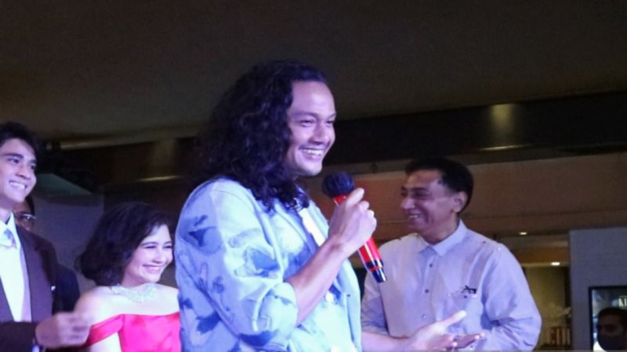 Dwi Sasono, aktor film "Gita Cinta Dari SMA" menghadiri gala premiere film bergenre drama tersebut di Grand Indonesia, Jakarta Pusat, Senin (6/2/2023) ANTARA/Pamela Sakina