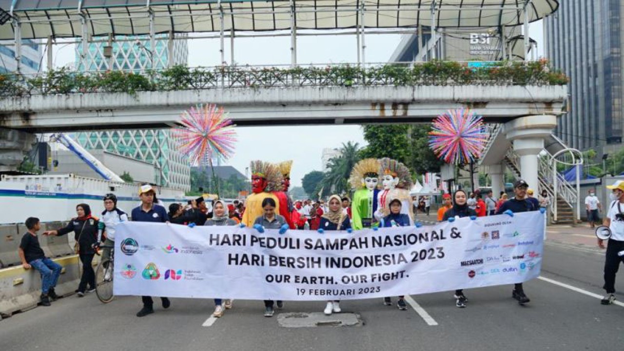 Parade Aksi Bersih dalam memperingati Hari Peduli Sampah Nasional dan Hari Bersih Nasional Tahun 2023, di Jalan Thamrin, Jakarta, Minggu (19/2/2023). ANTARA/HO-Sarana Jaya