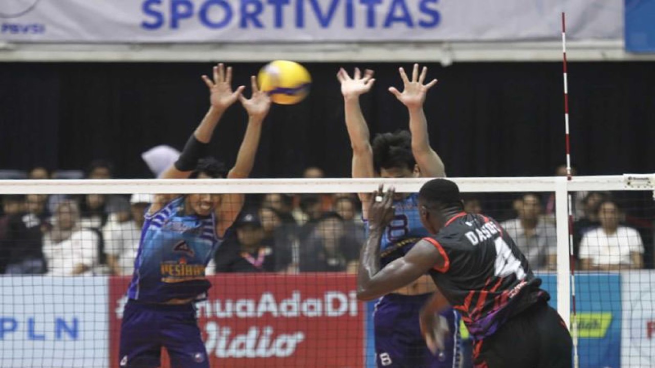 Pertandingan antara Jakarta Bhayangkara Presisi melawan Palembang Bank Sumselbabel pada ajang PLN Mobile Proliga 2023 seri kedua putaran kedua di Gor Ken Arok, Kota Malang, Jawa Timur, Jumat (10/2/2023). (ANTARA FOTO/Ari Bowo Sucipto)