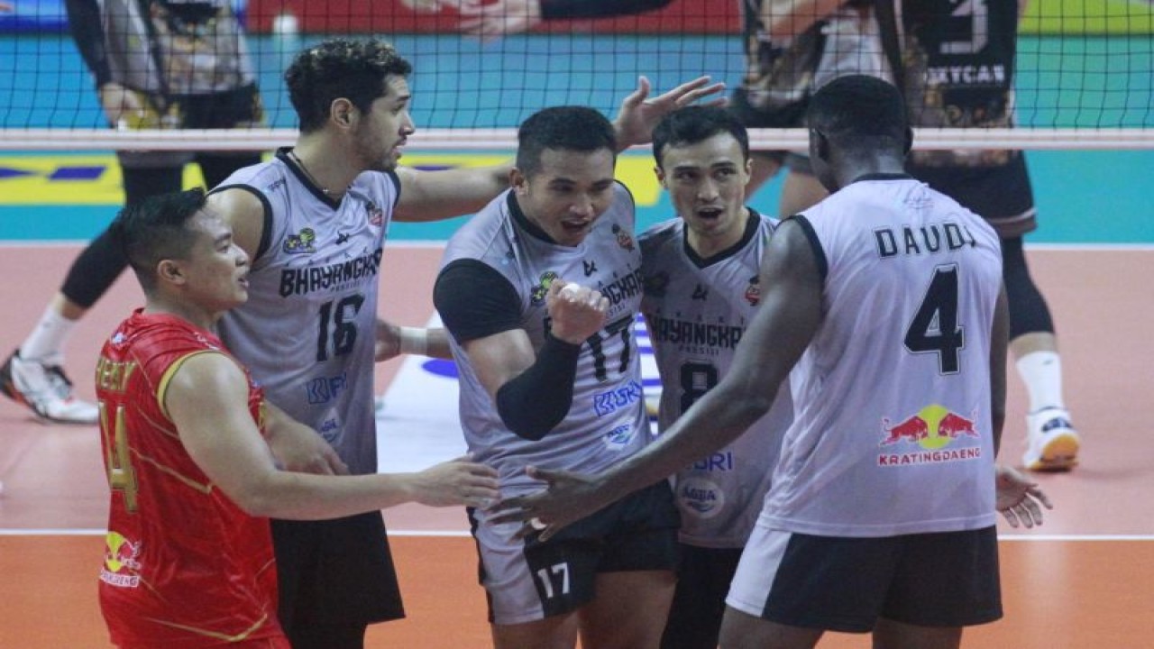 Pemain Jakarta Bhayangkara Presisi merayakan kemenangan atas Surabaya BIN Samator pada laga putaran dua seri pamungkas PLN Mobile Proliga 2023 di GOR UNY Yogjakarta, Kamis malam (16/2/2023). ANTARA/HO-Proliga