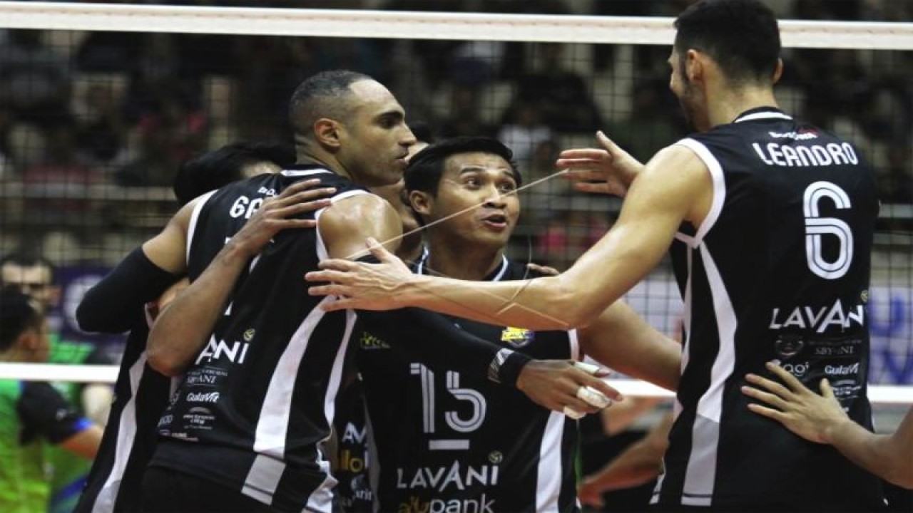 Pebola voli Jakarta Lavani Allo Bank melakukan selebrasi usai mengalahkan tim Jakarta Pertamina Pertamax di set pertama dalam pertandingan PLN Mobile Proliga 2023 putaran kedua pekan kedua di GOR Ken Arok, Malang, Jawa Timur, Minggu (12/2/2023). (ANTARA FOTO/Ari Bowo Sucipto/nz)