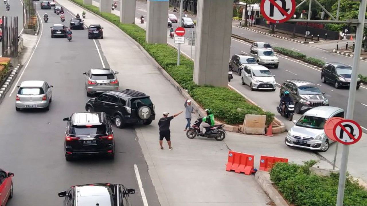 Sejumlah kendaraan roda empat melakukan putaran balik di salah satu ruas jalan di kawasan Kuningan, Jakarta Selatan, Sabtu (11/2/2023) ANTARA/Dewa Ketut Sudiarta Wiguna