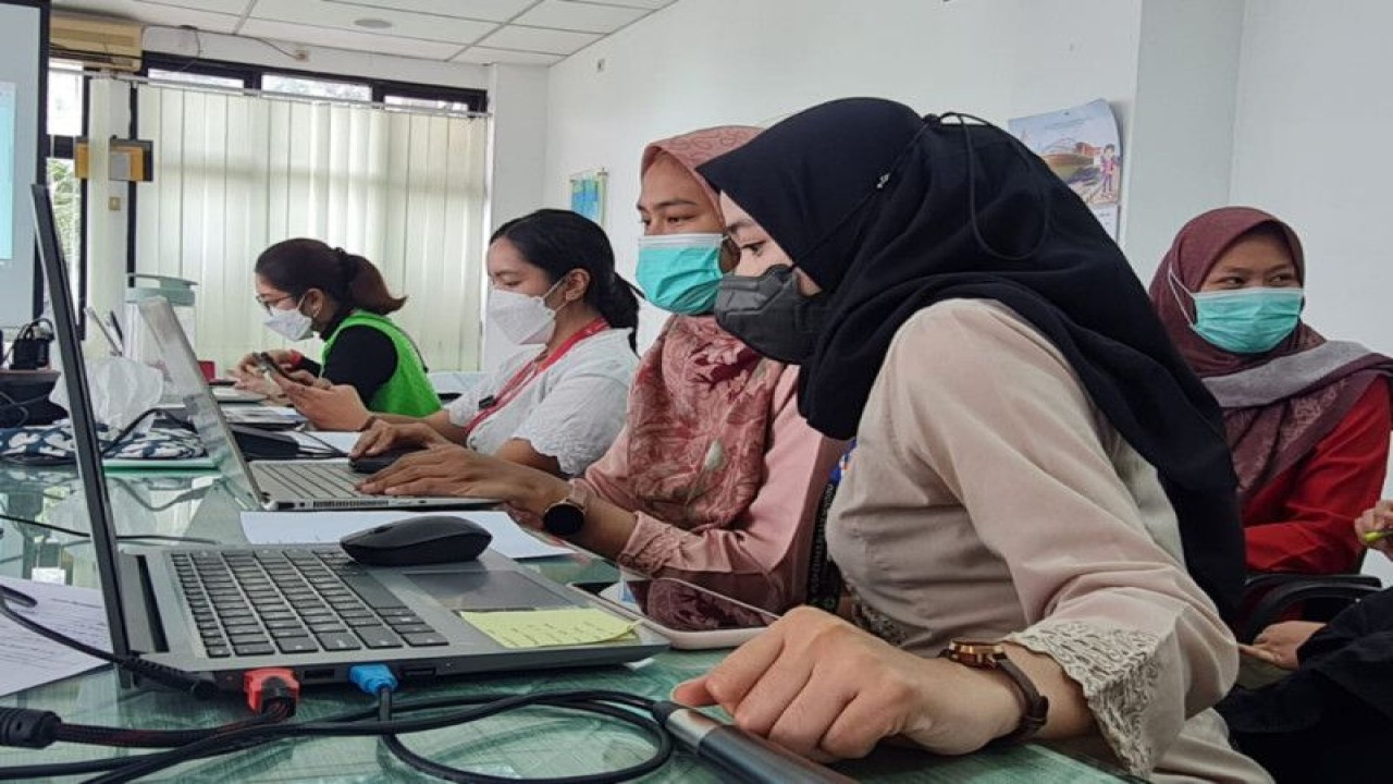 Tim Percepatan Penurunan Stunting (P2S) Kota Administrasi Jakarta Selatan mengajak warga membuat makalah untuk inovasi penurunan tengkes (stunting), Jakarta, Jumat (17/2/2023). ANTARA/HO-Kominfotik Jakarta Selatan