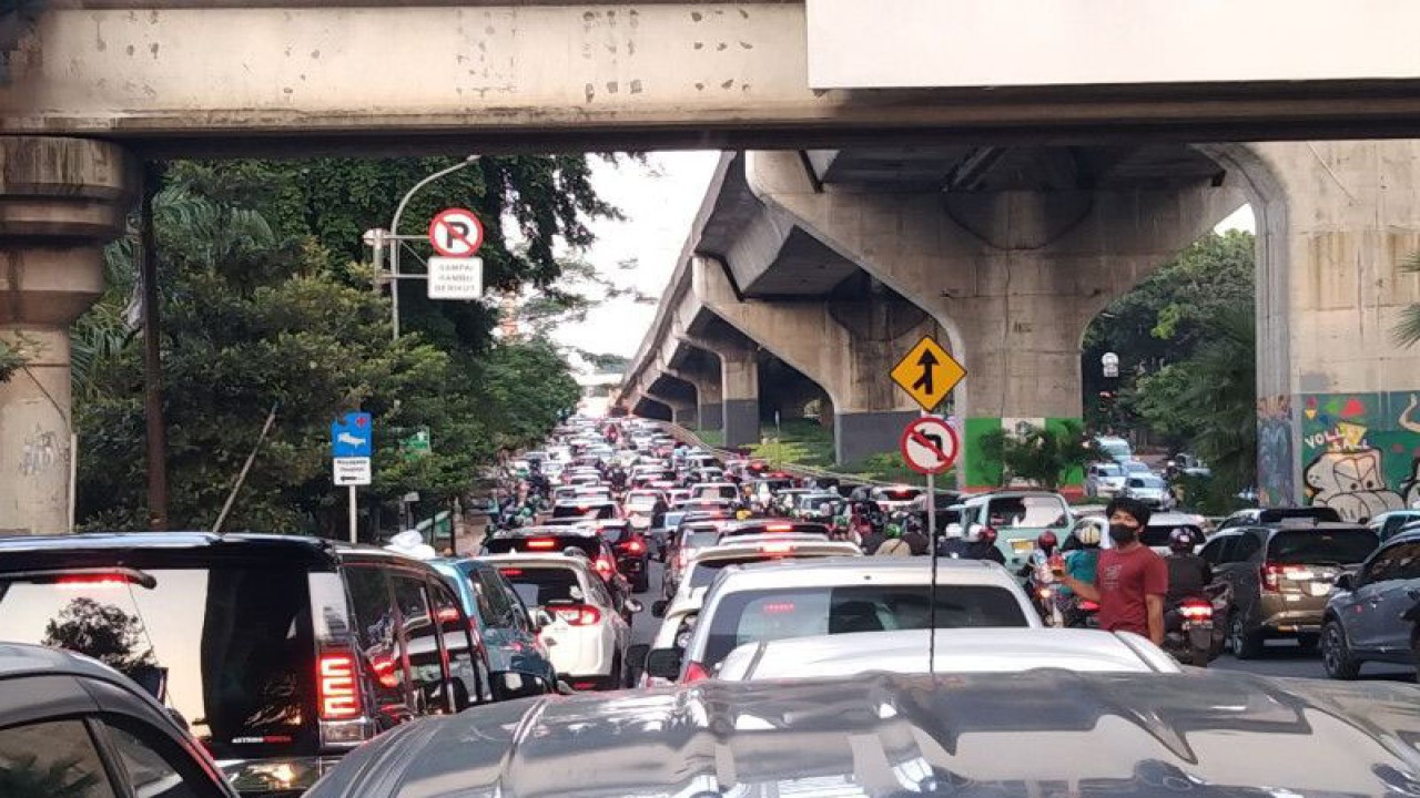 Sejumlah kendaraan bermotor terjebak kemacetan di kawasan Kasablanka, Jakarta Selatan, Jumat (15/4/2022) ANTARA/Dewa Ketut Sudiarta Wiguna