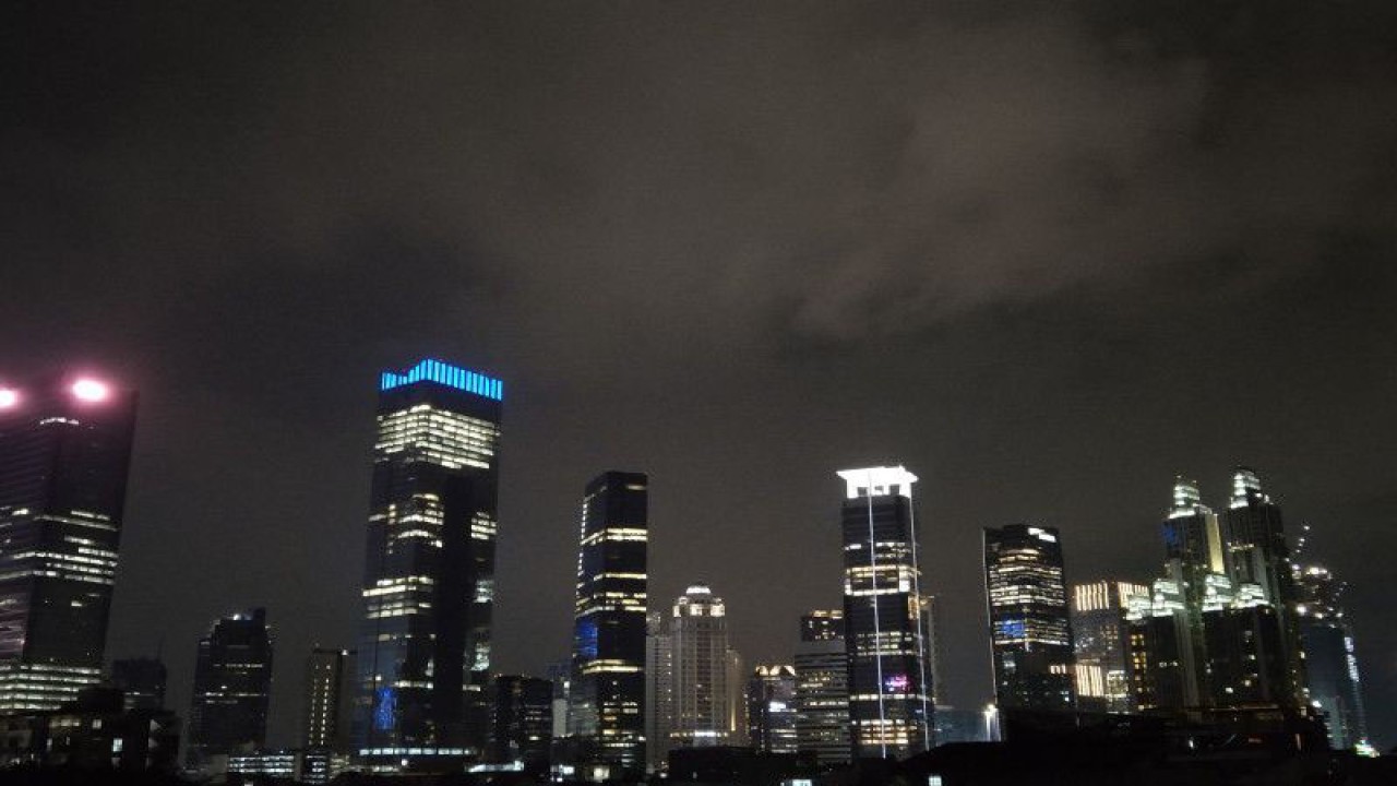 Cahaya lampu dari sejumlah gedung pencakar langit saat diamati dari Karet Kuningan, Setiabudi, Jakarta Selatan, Selasa (21/2/2023) ANTARA/Dewa Ketut Sudiarta Wiguna