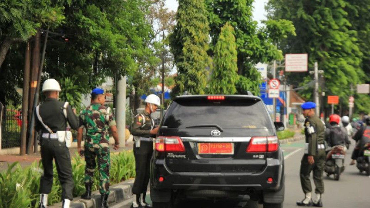 Sejumlah personel Polisi Militer Kodam (Pomdam) Jaya melakukan razia kendaraan berpelat dinas TNI di Jalan Otista, Bidara Cina, Kecamatan Jatinegara, Jakarta Timur, Senin (13/2/2023). ANTARA/HO-Penerangan Pomdam Jaya