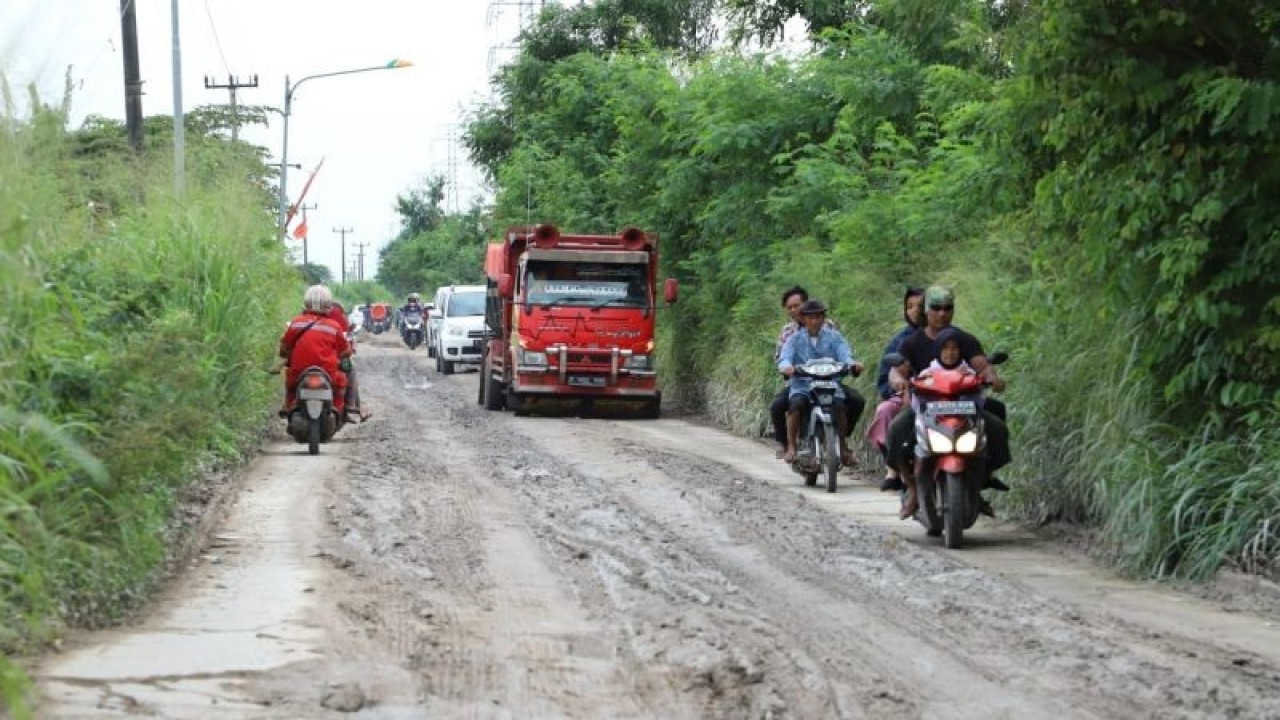 Jalan Cikarang Bekasi Laut yang dalam kondisi rusak. ANTARA/Pradita Kurniawan Syah